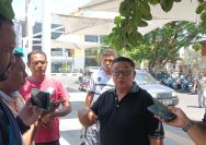 Plt. Kepala Dinas Sosial Provinsi Maluku Utara, Zen Kasim saat diwawancara