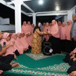 Ibu Wali Kota Tidore Kepulauan, Ny. Hj. Rahmawati Senen bersama ibu-ibu majelis taklim Kelurahan Dokiri