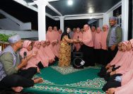 Ibu Wali Kota Tidore Kepulauan, Ny. Hj. Rahmawati Senen bersama ibu-ibu majelis taklim Kelurahan Dokiri