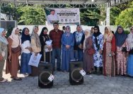 Foto bersama anggota DPD RI Hasby Yusuf dan ibu-ibu majelis taklim Halmahera Selatan