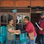 Manajemen PT Sumber Graha Maluku (SGM) menyerahkan santunan kepada istri Maselus Wajong