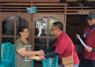 Manajemen PT Sumber Graha Maluku (SGM) menyerahkan santunan kepada istri Maselus Wajong