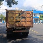 Truk pengangkut pasir tanpa terpal