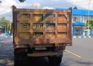 Truk pengangkut pasir tanpa terpal