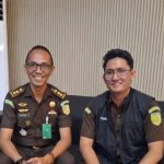 Kasipenkum Kejati Malut Matheos Matulessy, S.H., M.H., dan Jaksa Fasilitator RJ, Fadil,