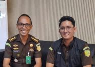 Kasipenkum Kejati Malut Matheos Matulessy, S.H., M.H., dan Jaksa Fasilitator RJ, Fadil,