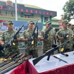Suasana konferensi pers. Dihadiri Pangdam Pattimura Mayjen TNI Dody Triwinarto (tengah) didampingi Danrem Baabullah Brigjen TNI Enoh Solehudin (kiri) dan Kasdam Pattimura (kanan) Brigjen TNI Wawan Pujiatmoko
