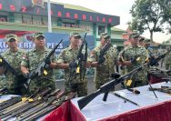 Suasana konferensi pers. Dihadiri Pangdam Pattimura Mayjen TNI Dody Triwinarto (tengah) didampingi Danrem Baabullah Brigjen TNI Enoh Solehudin (kiri) dan Kasdam Pattimura (kanan) Brigjen TNI Wawan Pujiatmoko