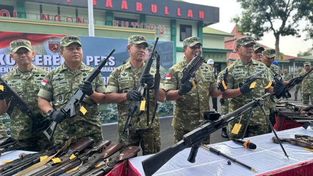 Suasana konferensi pers. Dihadiri Pangdam Pattimura Mayjen TNI Dody Triwinarto (tengah) didampingi Danrem Baabullah Brigjen TNI Enoh Solehudin (kiri) dan Kasdam Pattimura (kanan) Brigjen TNI Wawan Pujiatmoko