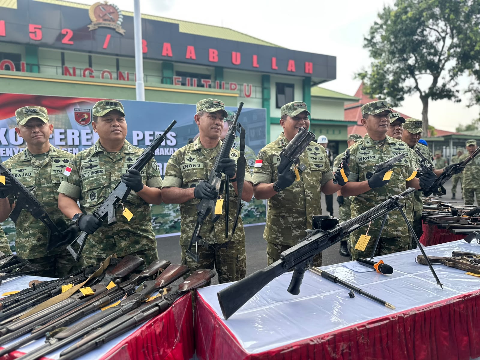 Suasana konferensi pers. Dihadiri Pangdam Pattimura Mayjen TNI Dody Triwinarto (tengah) didampingi Danrem Baabullah Brigjen TNI Enoh Solehudin (kiri) dan Kasdam Pattimura (kanan) Brigjen TNI Wawan Pujiatmoko