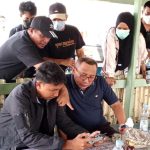 Wali Kota Ternate M. Tauhid Soleman turun langsung memantau perkembangan titik api dari udara menggunakan drone.