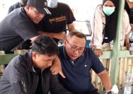 Wali Kota Ternate M. Tauhid Soleman turun langsung memantau perkembangan titik api dari udara menggunakan drone.