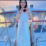 Sherly Tjoanda saat berpose di atas kapal Bela 72/ foto istimewa
