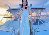 Sherly Tjoanda saat berpose di atas kapal Bela 72/ foto istimewa