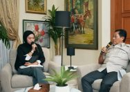 Dr. Hendra Karianga, S.H., M.H., di pandu Radia Putri di akun Facebook M. Fikri Talabuddin